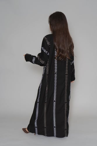 عباية سودا ء مطرز بخيوط طوليه باشكال متداخله لون ا...