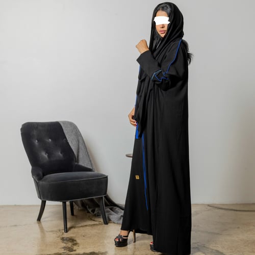 عبايه سوداء بكم ملون وتطريز خفيف 5015