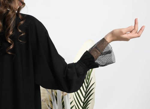 عباية سوداء كم مزموم وفستان أمامي مشبوك 5092