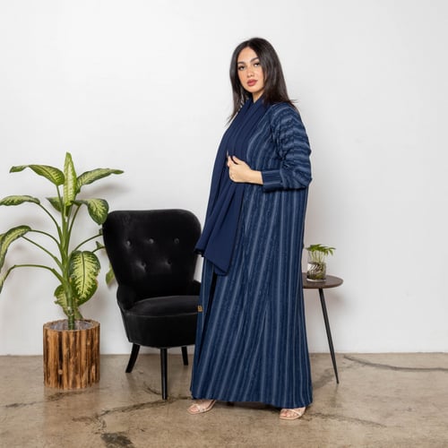 عباية ملونه اللون كحلي مقلمة بخيوط حريرية الملمس ر...