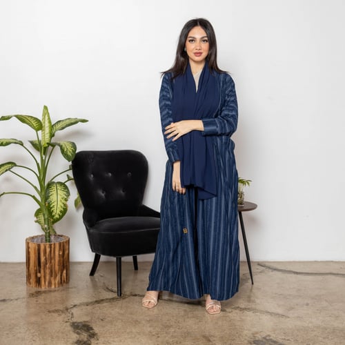 عباية ملونه اللون كحلي مقلمة بخيوط حريرية الملمس ر...