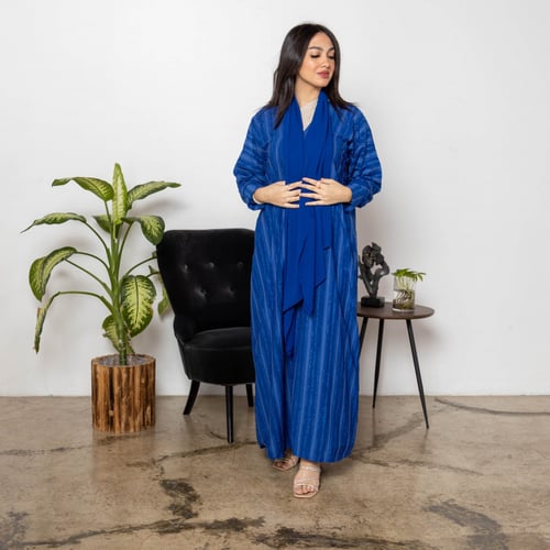 عباية ملونه اللون ازرق مقلمة بخيوط حريرية الملمس ر...