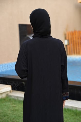 عبايه سوداء فاخره بتطريز السدو R1111