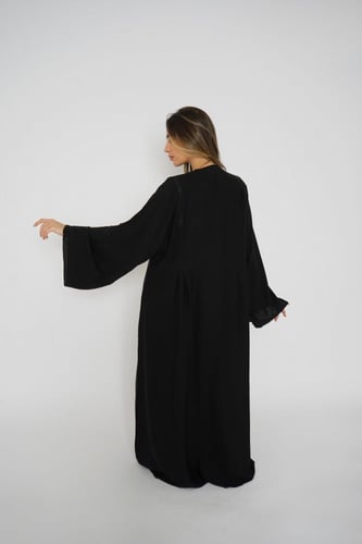 عباية سوداء مطرزة مع زخارف من الامام و الخلف 6036