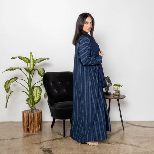 عباية ملونه اللون كحلي مقلمة بخيوط حريرية الملمس ر...