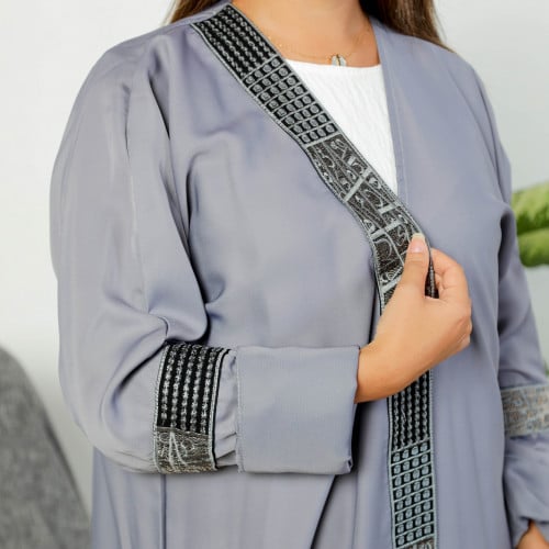 عبايه ملونة بكلفة السدو من الامام والكم 5034