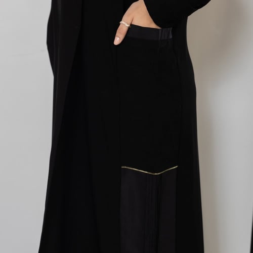 عباية سوداء بطقطق وجيوب مطرزة من الجنب N1073