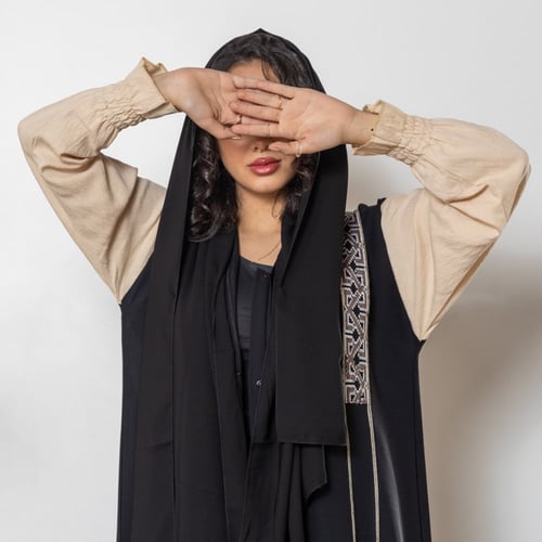 عباية سوداء مخططة بكلفة سدو و بلون اكمام بيج N1052