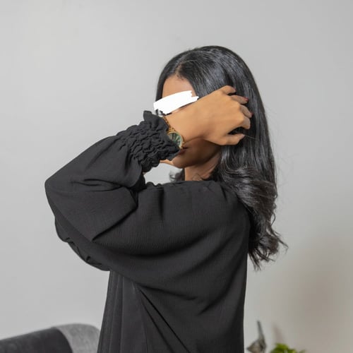 عبايه سوداء سادة بكم مزموم القفله طقطق رقم 5016