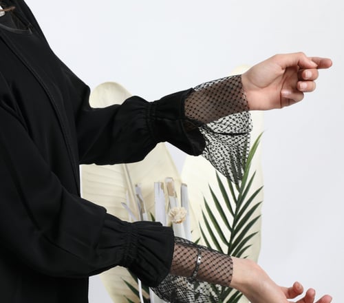 عباية سوداء كم مزموم وفستان أمامي مشبوك 5092