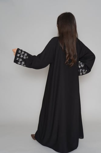 عباية سوداء بتطريز يدوي 6050