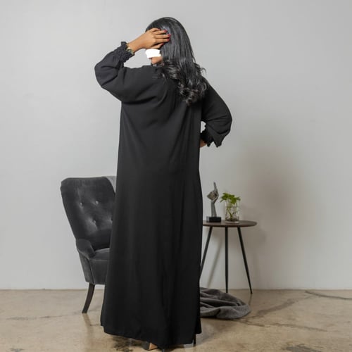 عبايه سوداء سادة بكم مزموم القفله طقطق رقم 5016