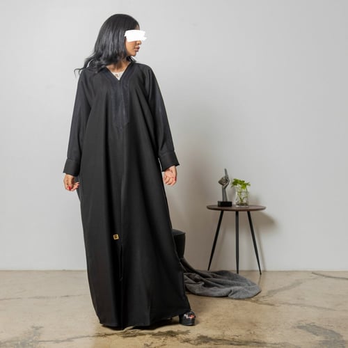 عباية سوداء سادة بتطريز اسود وقفله طقطق 5013