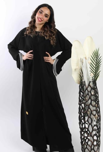 عباية سوداء مزينة بقيطان أبيض في الكم 5095