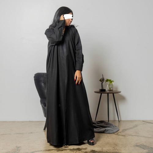 عباية سوداء سادة بتطريز اسود وقفله طقطق 5013