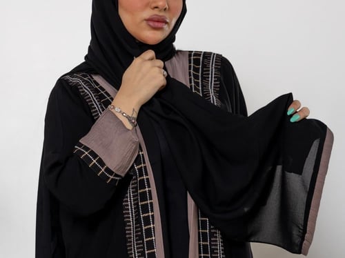 عباية سوداء كريب بتطريز النقش السعوديN1002