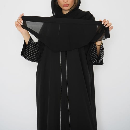 عباية سوداء تطريز كرستال فضي على الاكمام و جوانب ا...