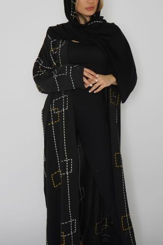 عباية سوداء كريب ومطرز ة بخيوط مربعه باللون الابيض...