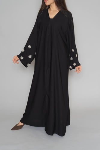 عباية سودا ء تطريز شك يدوي لون ابيض على شكل ورود 6...