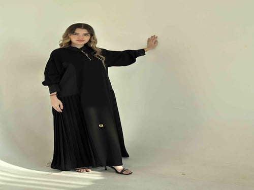 عباية سوداء راقية وعصرية بكسرات من الجنب 7014