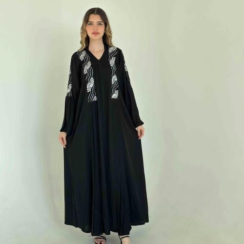عباية سوداء مزخرفة بتطريز على الصدر والاكتاف 7012