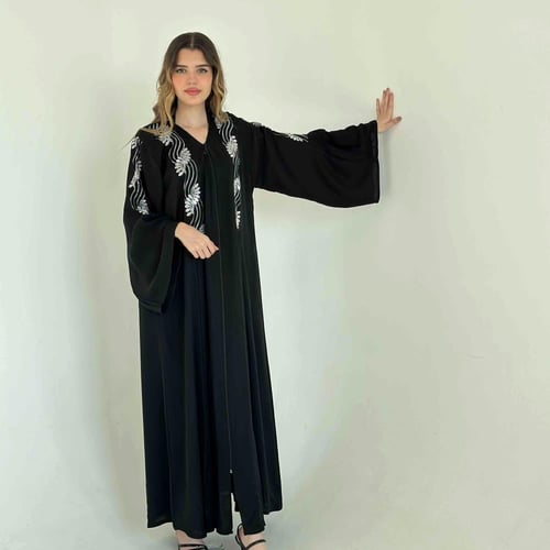 عباية سوداء مزخرفة بتطريز على الصدر والاكتاف 7012