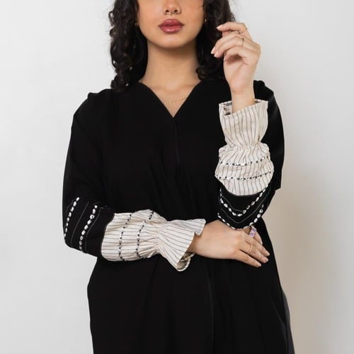 عباية سوداء سادة بأكمام مطرزة N1006