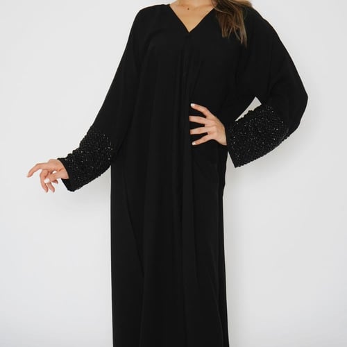 عباية سوداء تطريز في الكم 6001