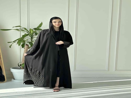 عباية سوداء تطريز كريستال الطاووس من الأكمام والجن...