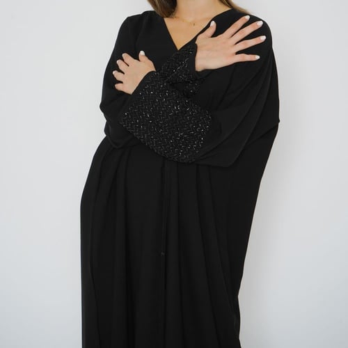 عباية سوداء تطريز في الكم 6001