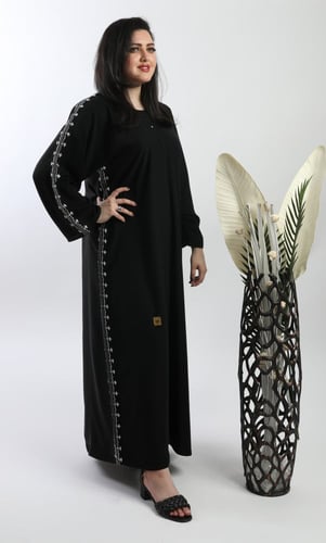 عباية سوداء بكلفة مطرزة باللون الابيض5050