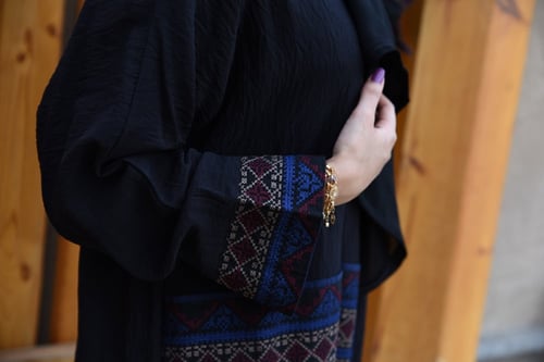 عبايه سوداء فاخره بتطريز السدو R1111