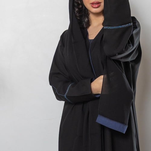 عباية سوداء سادة بخط كحلي ناعم من الامام قماش كريب...