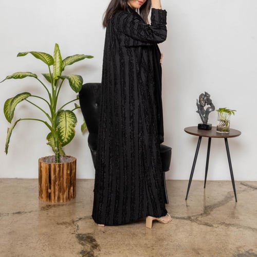 عباية سوداء مقلمة بخيوط حريرية الملمس رقم الموديل...