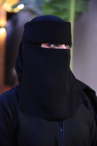 نقاب وسط بلوقو ذهبي بمرد 104