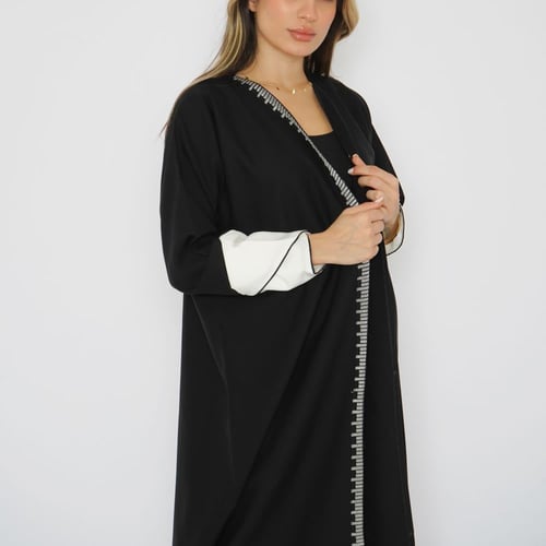 عباية سوداء بكم و بتطريز أبيض 6026