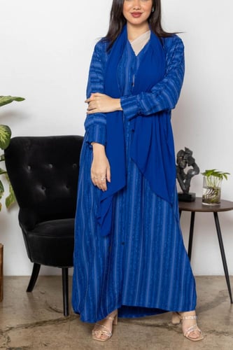 عباية ملونه اللون ازرق مقلمة بخيوط حريرية الملمس ر...