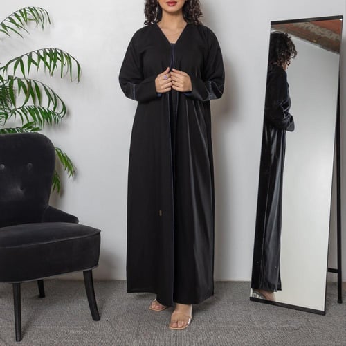 عباية سوداء سادة بخط كحلي ناعم من الامام قماش كريب...