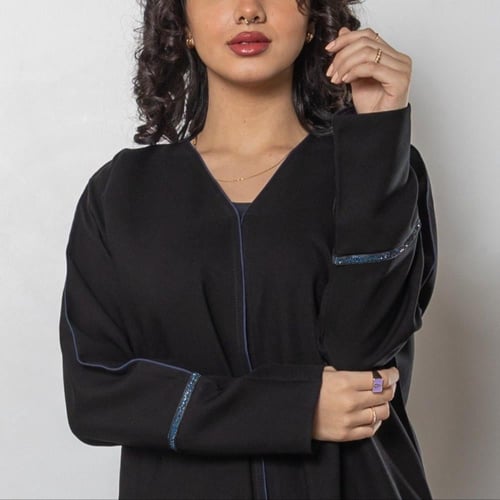 عباية سوداء سادة بخط كحلي ناعم من الامام قماش كريب...