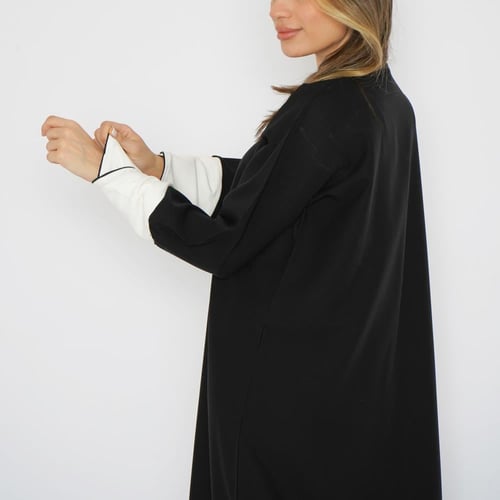 عباية سوداء بكم و بتطريز أبيض 6026