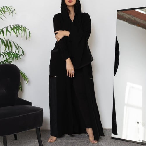 عباية سوداء بطقطق وجيوب مطرزة من الجنب N1073