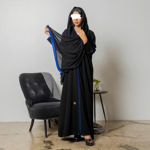 عبايه سوداء بكم ملون وتطريز خفيف 5015