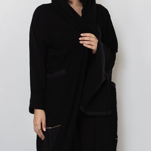 عباية سوداء بطقطق وجيوب مطرزة من الجنب N1073