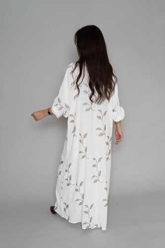 عباية بيضاء مع خياطة يدوية على القماش 6057