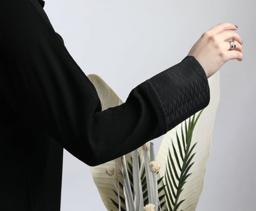 عباية سوداء بتداخل قماش منقوش 5084