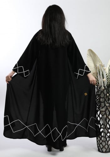 عباية سوداء مزينة بتفاصيل غير تقليدية من القيطان ا...