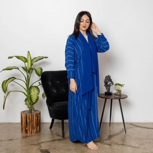 عباية ملونه اللون ازرق مقلمة بخيوط حريرية الملمس ر...