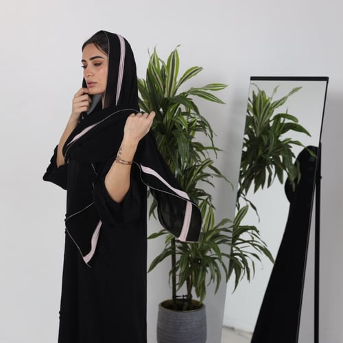 طرحة اسود سادة بكلفة ورديه T3054