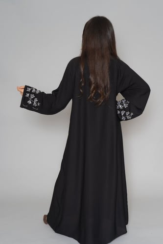 عباية سوداء بتطريز يدوي 6050
