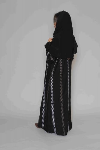 عباية سودا ء مطرز بخيوط طوليه باشكال متداخله لون ا...